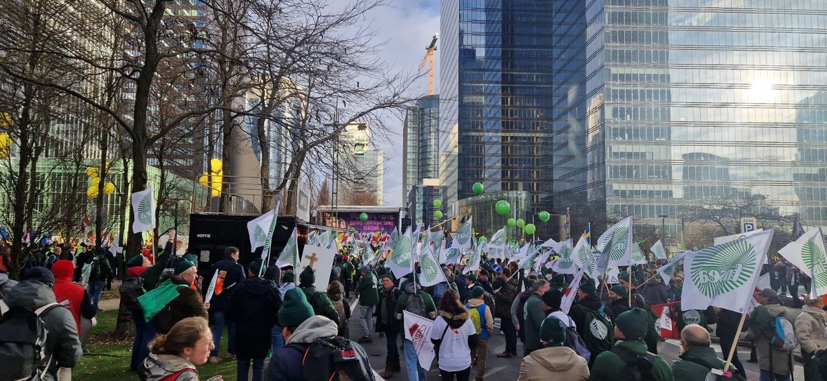 SanderFranck's tweet image. 10 000 agriculteurs présents à Bruxelles dont 4000 français. Une forte mobilisation pour notre agriculture. La fermeté est au rdv. ✊