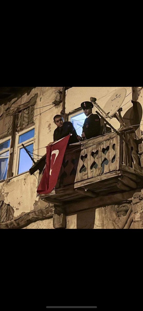 Kerpiç evlerde büyüyen yiğitler,toptak altında yatarken bu devlet apo piçine ada tahsis edip villa yapıyo