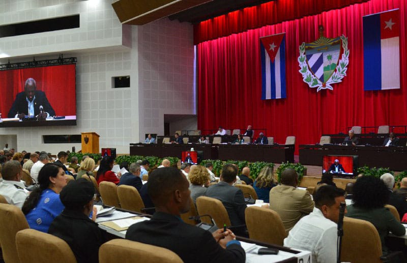 🇨🇺 Este 18 de diciembre sesiona, vía videoconferencia, el Sexto Período Ordinario de la Asamblea Nacional en su X Legislatura. Se abordarán relevantes temas económicos, sociales y políticos que marcan los resultados de 2025 y el rumbo de #Cuba hacia el 2026. #PoderPopular