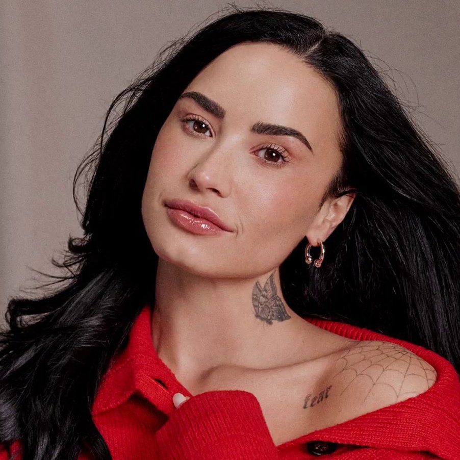 poptime's tweet image. Rock In Rio acaba de creditar Demi Lovato como HEADLINER do dia 12 de setembro, juntamente do Maroon 5.

É o único dia em que aparecem dois headliners.