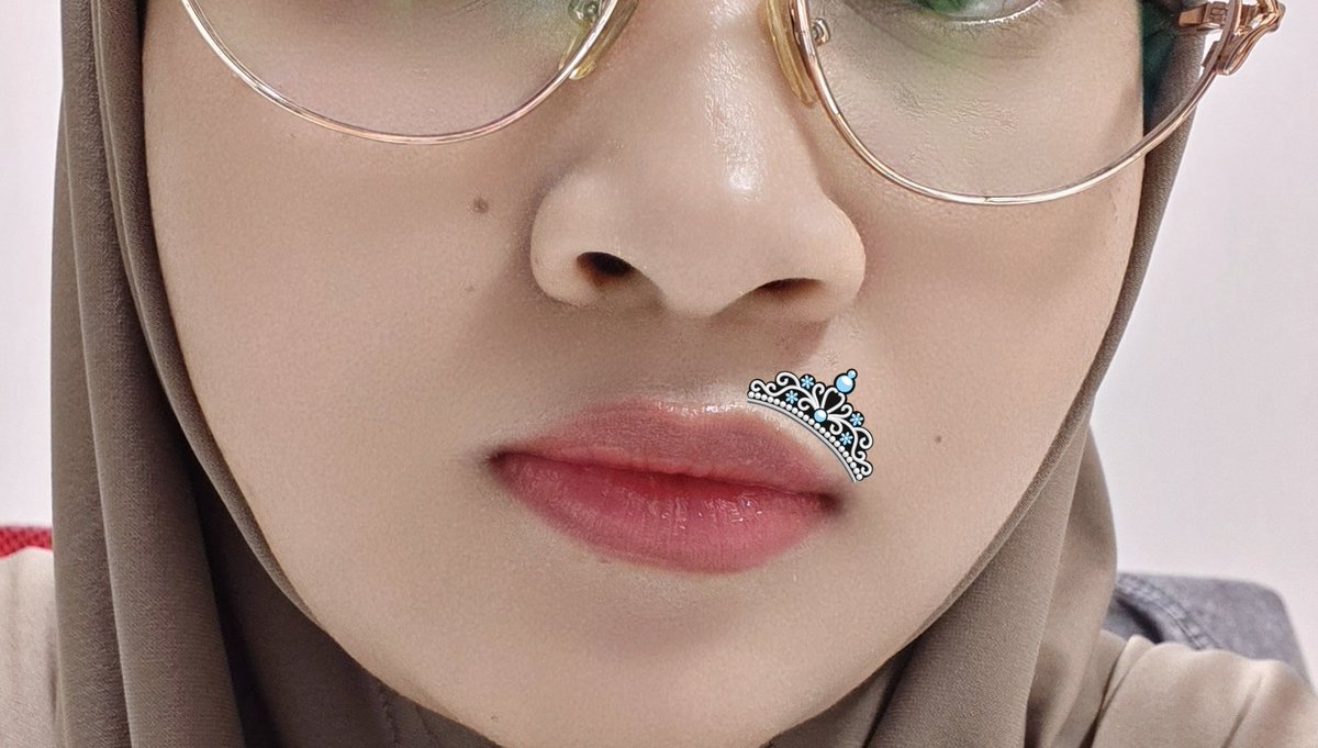 mm_miha's tweet photo. lagi cinta bgtttt sama lipbalm! 💋 https://t.co/6Ihj34aFKw