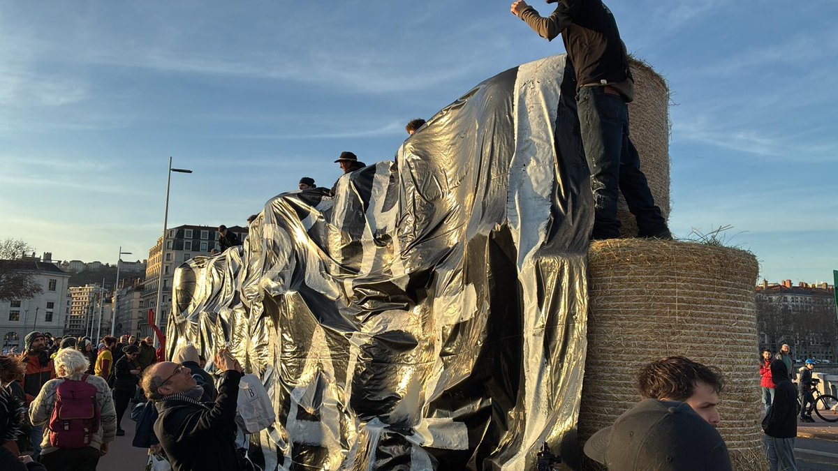 leprogreslyon's tweet image. 🔴 Une bannière sur laquelle on peut lire "DNC-Mercosur- Stop carnage" a été installée. La délégation est sortie de la #Préfecture. #agriculteurs #Lyon #AgriculteursEnColère 
Suivez notre direct 👉 l.leprogres.fr/CgE