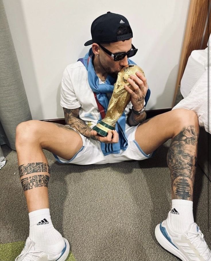 Feliz 18 de Diciembre 🩵🤍🩵