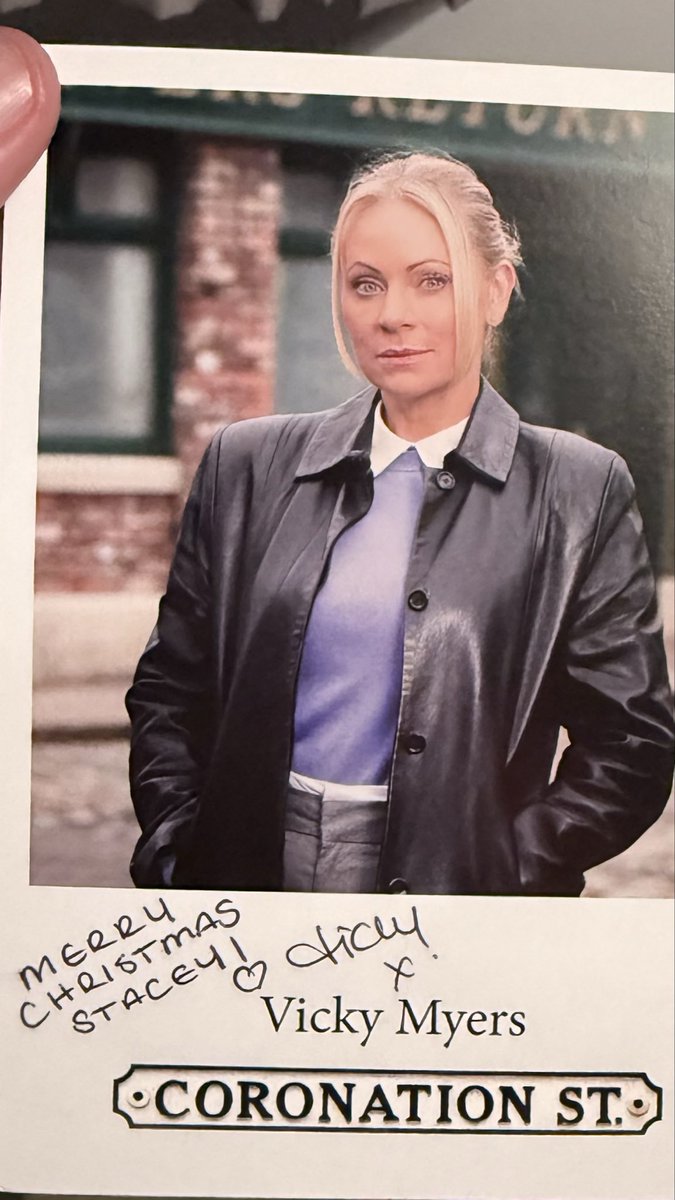 staceyduff's tweet photo. received this through the post today, @VixMyers thank you so much! 🥰 I know you’re really busy just now, lovely wee xmas surprise.🧑🏻‍🎄 Hoping Man Utd can finish top off the league 😉 
Merry Christmas Vicky! 🌟🎄 https://t.co/LXqSC5lvS8