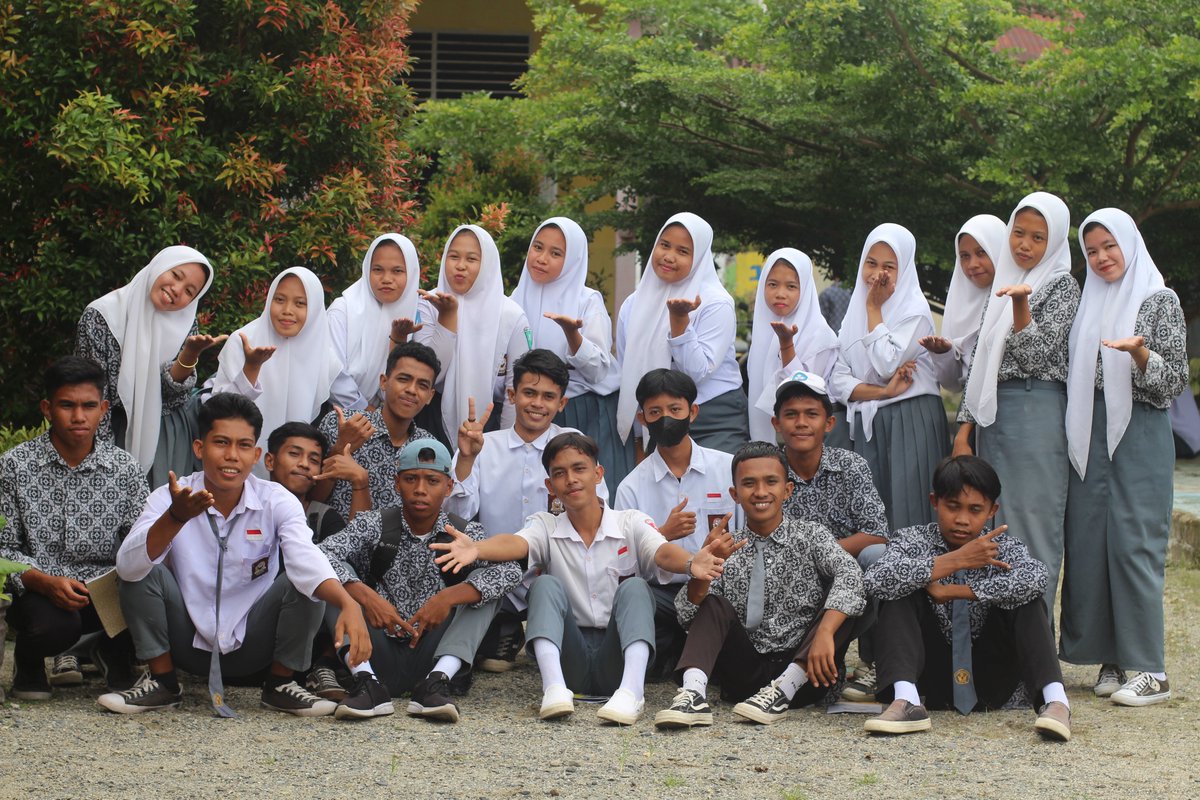 linggih1969's tweet photo. Pose siswa setelah kelulusan https://t.co/sGb7CnCte1