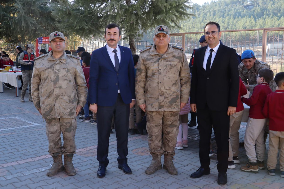 🇹🇷  Yerli Malı Haftası kapsamında Aralık Derneği İlkokulunda düzenlenen etkinlikler, öğrencilerimizin yoğun katılımı ve büyük bir heyecanla gerçekleştirildi.

🎖️ Etkinliklere İl Jandarma Komutanı J. Alb. Halil Coşkun ile İl Millî Eğitim Müdürümüz Sn İbrahim Açıkgöz katıldılar.