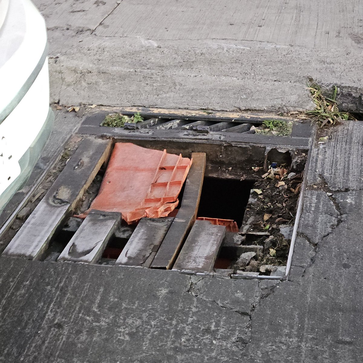 zoeprismatic's tweet photo. Alcantarilla rota
8 semanas con esto y nadie nos atiende.
C. Sierra Madre 243, Independencia Oriente, 44340 Guadalajara, Jal.

@siapagdl
@Trafico_ZMG 
@GuadalajaraGob https://t.co/FSUjO2Vzcc