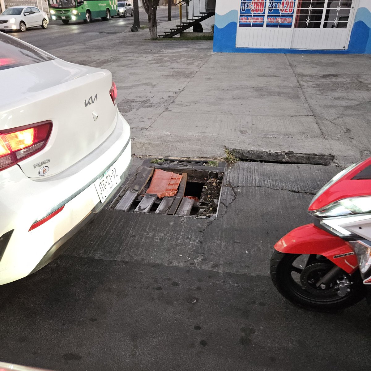 zoeprismatic's tweet photo. Alcantarilla rota
8 semanas con esto y nadie nos atiende.
C. Sierra Madre 243, Independencia Oriente, 44340 Guadalajara, Jal.

@siapagdl
@Trafico_ZMG 
@GuadalajaraGob https://t.co/FSUjO2Vzcc