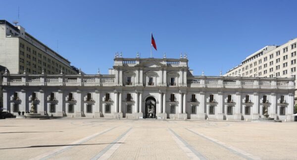 BotCheckerCL's tweet photo. Arrendar una casa piola y pagar las cuentas con tu sueldo. 
👉Eso es austeridad y ahorro de plata al estado.

Vivir en un palacio, no.

Las comprai a peso, facho hueón.
