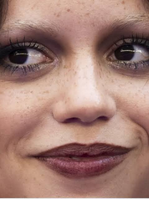 Іду на благодійний вечір вог після доби дороги, з мокрою головою і в мʼятій сукні. Додати ще мішки під очима до загального луку, виходить повний фешн і шик.

Тож загалом мені непогано вдається слідувати трендам