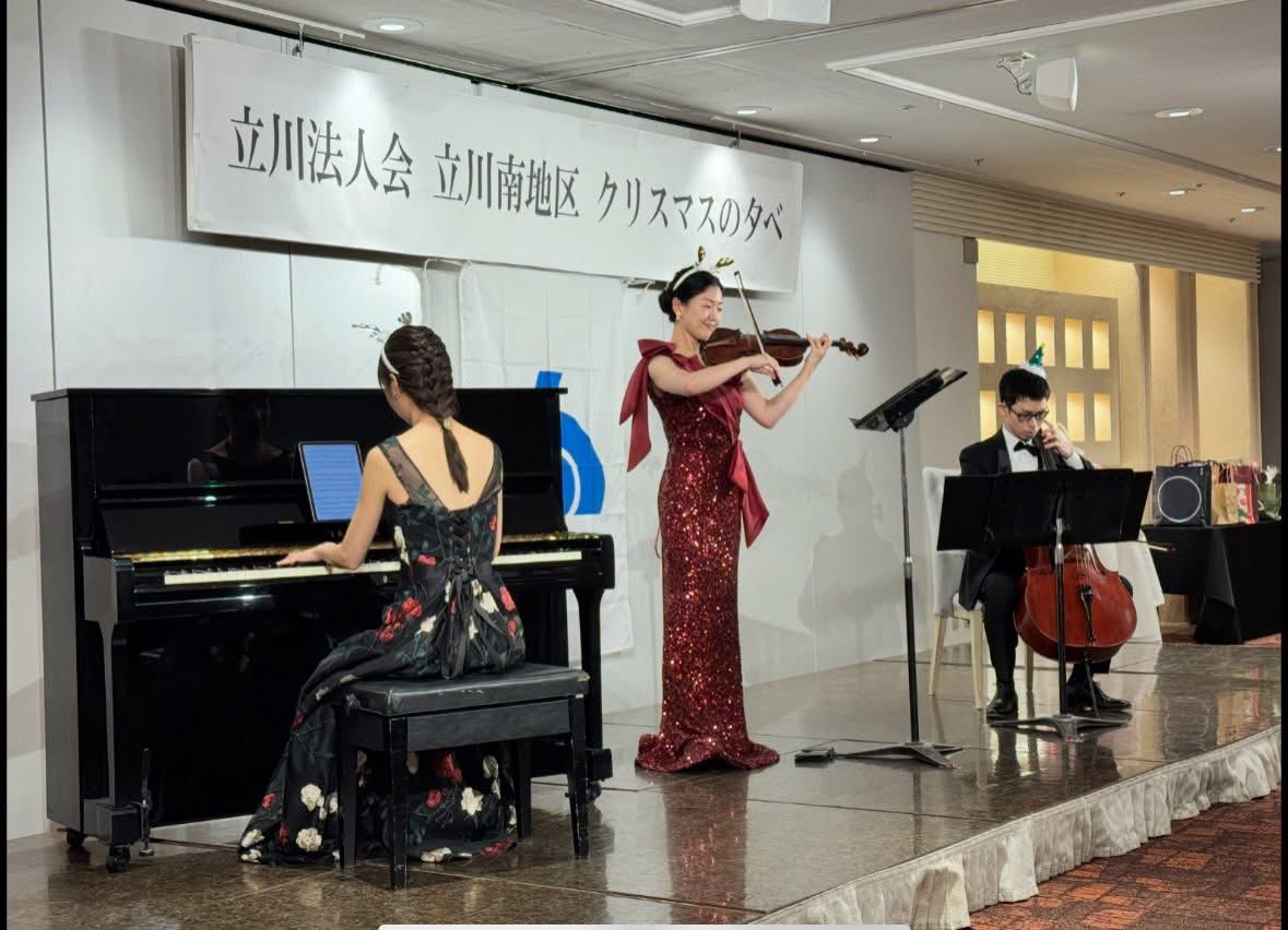ayk_vn's tweet photo. 本日は立川法人会立川南地区のクリスマスの夕べにてピアノトリオで演奏させていただきました✨じっくり演奏を聴いていただいてからのお食事、クリスマス会ならではの抽選会など大変楽しい会でした😊あきらさん彩ちゃん、そして素敵なヘアセットをしてくれたまりやちゃんどうもありがとうございました🎄 https://t.co/lGSgkNlEe2