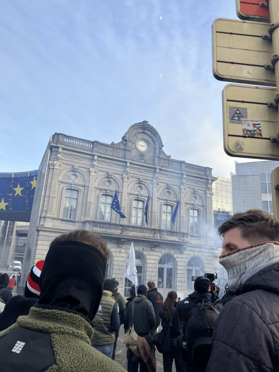 [Manif agricole Bruxelles] - 16h05 
Au cœur de la mobilisation, les tensions sont montées entre forces de l'ordre et manifestants place de Luxembourg