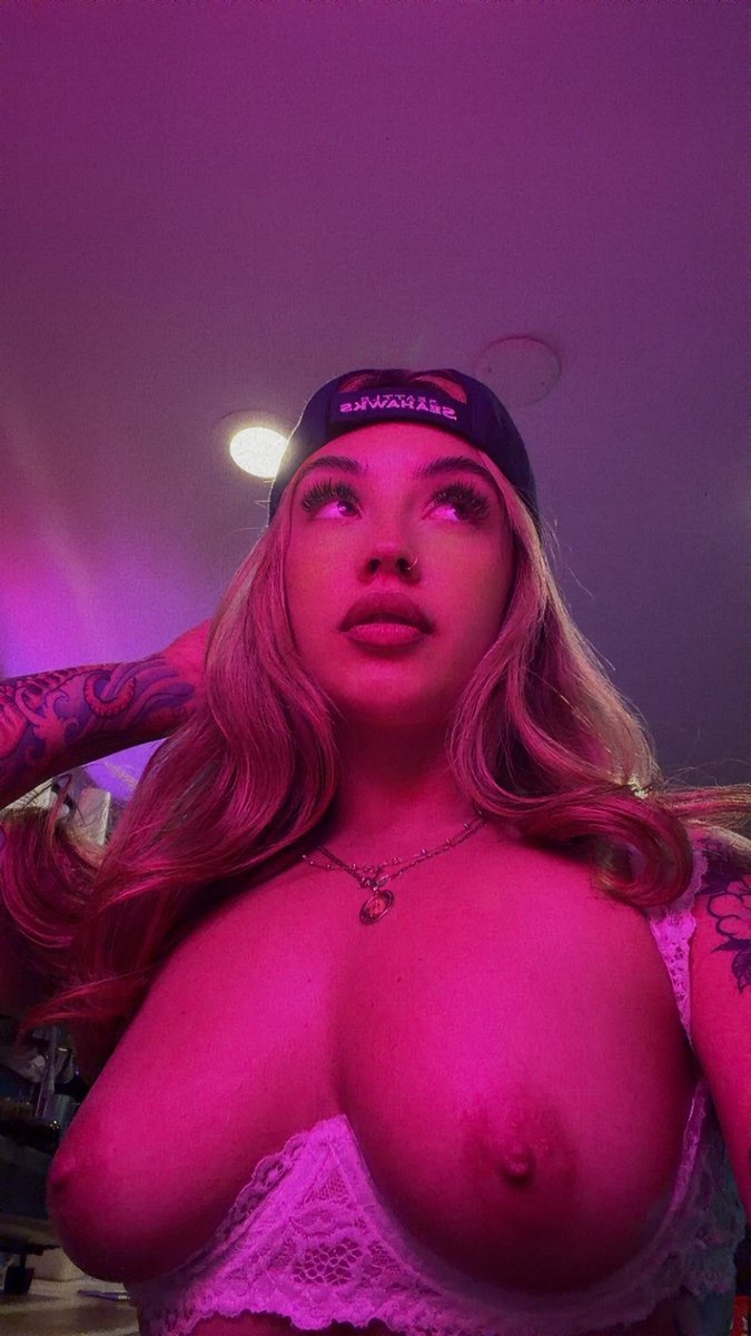 LaVidaLocaSally's tweet image. hope the hawks beat the rams today 🤞 here till 12:30pm