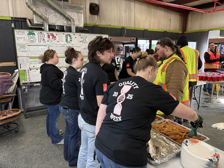 HaleyvilleCT's tweet photo. Several of our welding students volunteered to serve at Masonite's Christmas meals for both shifts. https://t.co/ZRp8rllDGq