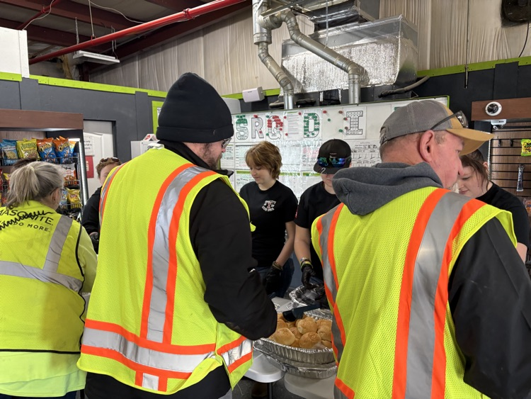 HaleyvilleCT's tweet photo. Several of our welding students volunteered to serve at Masonite's Christmas meals for both shifts. https://t.co/ZRp8rllDGq