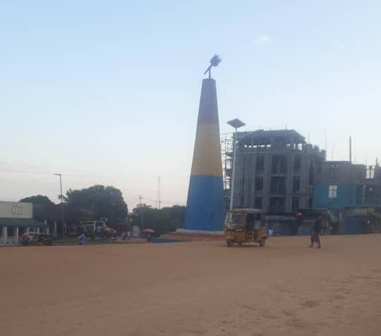 #Uvira : Malgré l’annonce de leur retrait, des éléments du #M23, certains en tenue policière, sont toujours visibles en ville, notamment à la mairie et devant la FNB Bank, rapportent plusieurs habitants. Leur présence armée continue d’inquiéter la population. (17h40min)