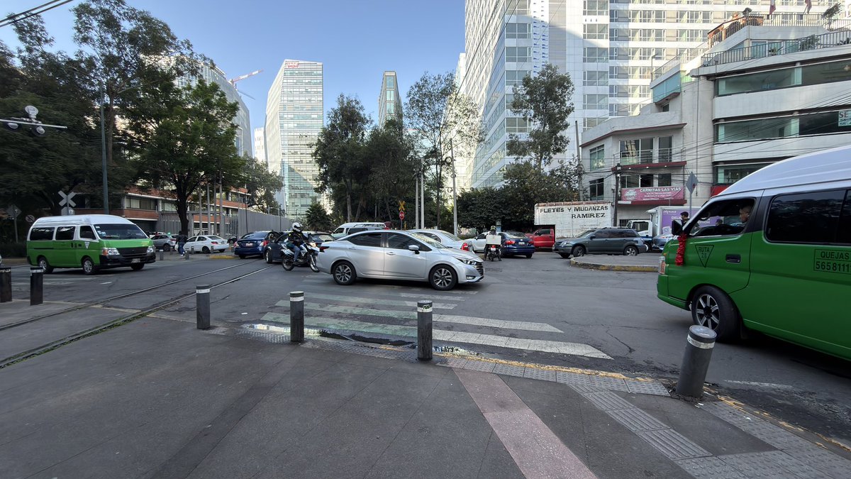 ITZMORA's tweet photo. Creen poder poner policías de tránsito? carros en doble sentido todas las mañanas parece ya abrieron otra vialidad es peligroso a peatones y autos por igual @LaSEMOVI @OVIALCDMX @mauriciotabe @AlcaldiaMHmx https://t.co/2Hj6oITdy6