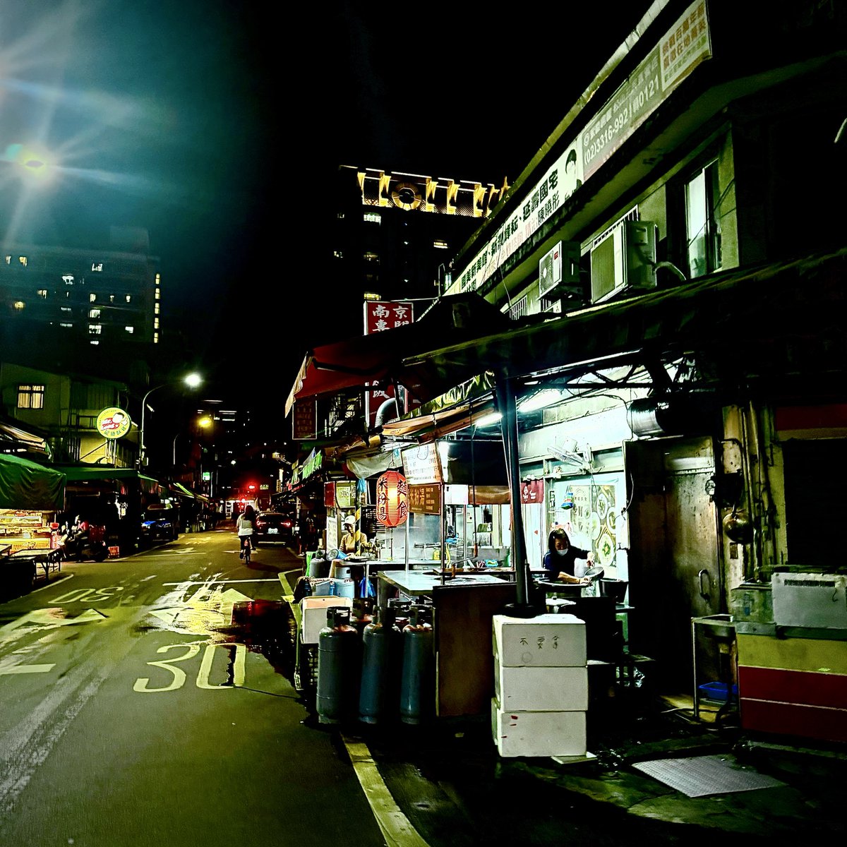 fug2's tweet image. こんな裏路地で麺をすするのエモなので加工でサイバーパンクみを出そうとしてみんとてするなり。