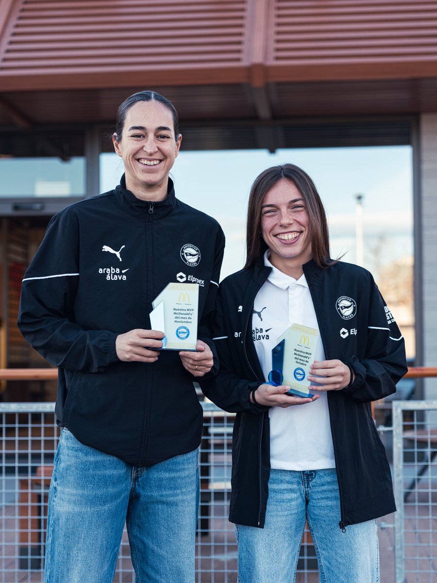 🌟 <a href="/AltamiraInes/">Inés Altamira</a> y <a href="/carmensobron/">©️</a> recibieron en el <a href="/McDonalds/">McDonald's</a> 🍔 de Salburua el premio a la 𝗠𝗩𝗣 𝗠𝗰𝗗𝗼𝗻𝗮𝗹𝗱’𝘀 de octubre y noviembre 🌟

¡Enhorabuena a las dos! ✌️⚽️

#GoazenGloriosas ⚪️🔵