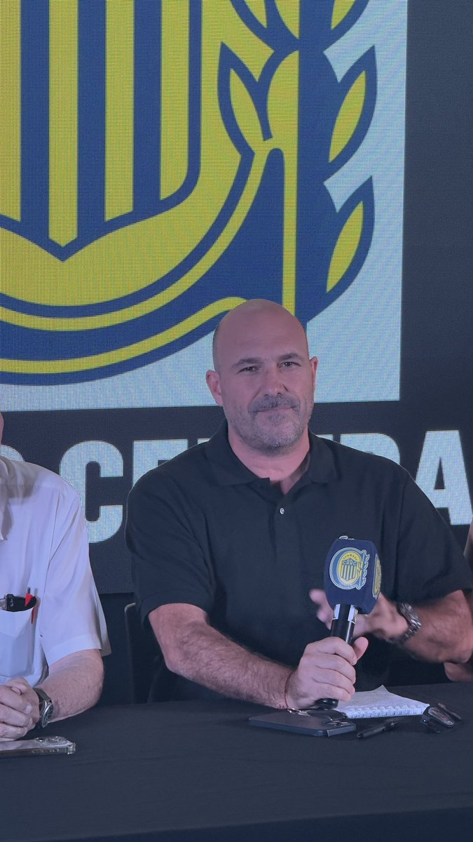 Gonzalo Belloso, Presidente de #RosarioCentral, en conferencia de prensa:
“No queremos que el plantel se relaje con haber salido campeones. Hay que ir por más. No queremos que nos pase como en el 2024”. 

“Salvo Angel Di María, que todos se tengan que volver a ganar el lugar”.