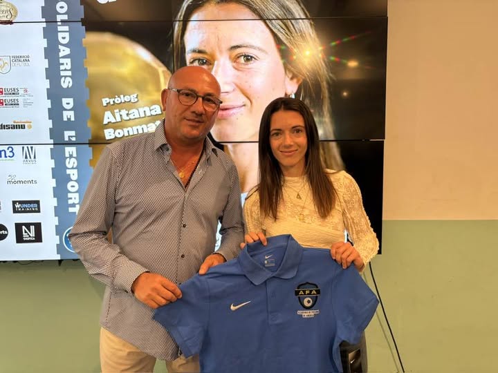 Estimada Aitana Bonmatí,
Recibe nuestras más sinceras felicitaciones por lograr tu tercer FIFA The Best, un reconocimiento que distingue no sólo tu extraordinario talento sino también tu dedicación, profesionalismo y excelencia dentro y fuera del campo.