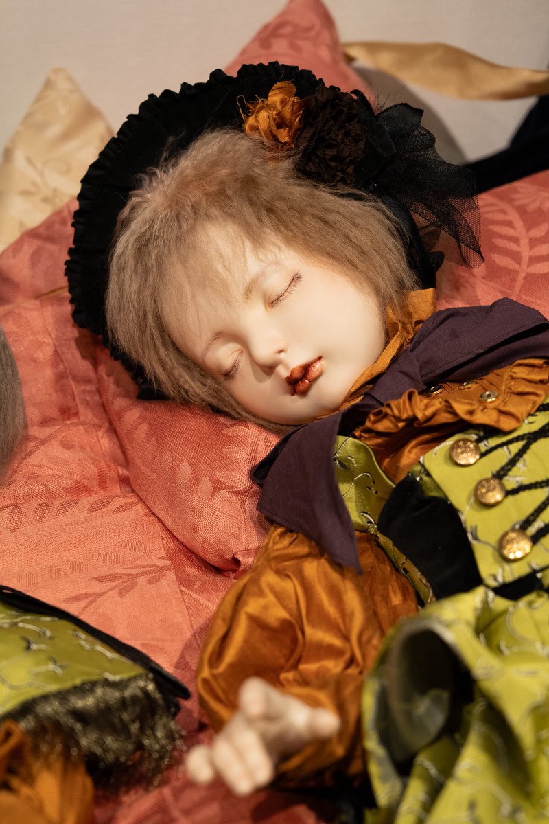 宮長由紀さま（<a href="/M2doll1/">宮長由紀⛄❄</a> ）
今にも寝息が聞こえてきそうな仲良くおやすみ中の可愛らしいドールさんたち💤
安らかな寝顔はきっと素敵な夢を見ているんだろうなぁ😴
添えてあるお花さんも綺麗✨
＃横浜みなとみらいギャラリー
#第5回My・クリエイティブドール展
#創作人形公募展