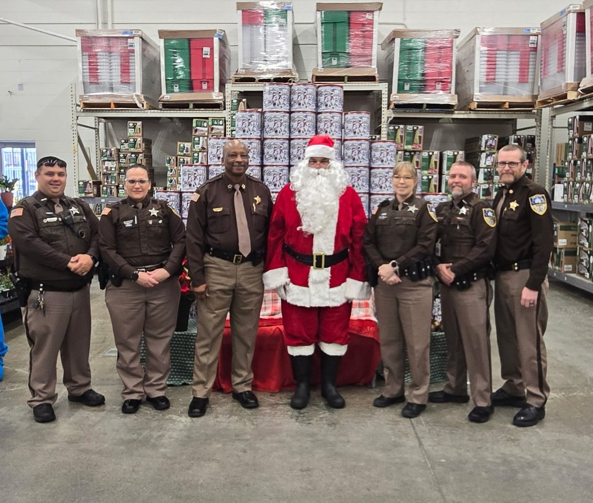 SheriffBristol's tweet photo. This past Saturday we began our #SeasonOfGiving by hosting our 2nd Annual #ShopWithAHero event held at the Bristol Virginia Walmart. This was a great event to engage and give back to the community that we serve. Smiles and hugs were abundant from the children. ๐๐ค๐๐๐
https://t.co/RfB4UmAw9b