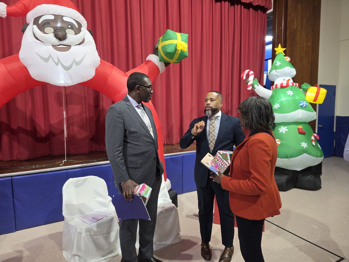 I_MidAtlantic's tweet photo. Strong leadership, shared vision as our Regional Team [Executive V.P. ] &amp; Regional Dir.] met w/ @pgcps Superintendent Dr. Joseph &amp; Chief of Staff, Dr. Collins as they visited @imagine_lincoln for our Winter Wonderland Literacy Day. Continued support &amp; growth builds excellence https://t.co/HWCMciVVBW