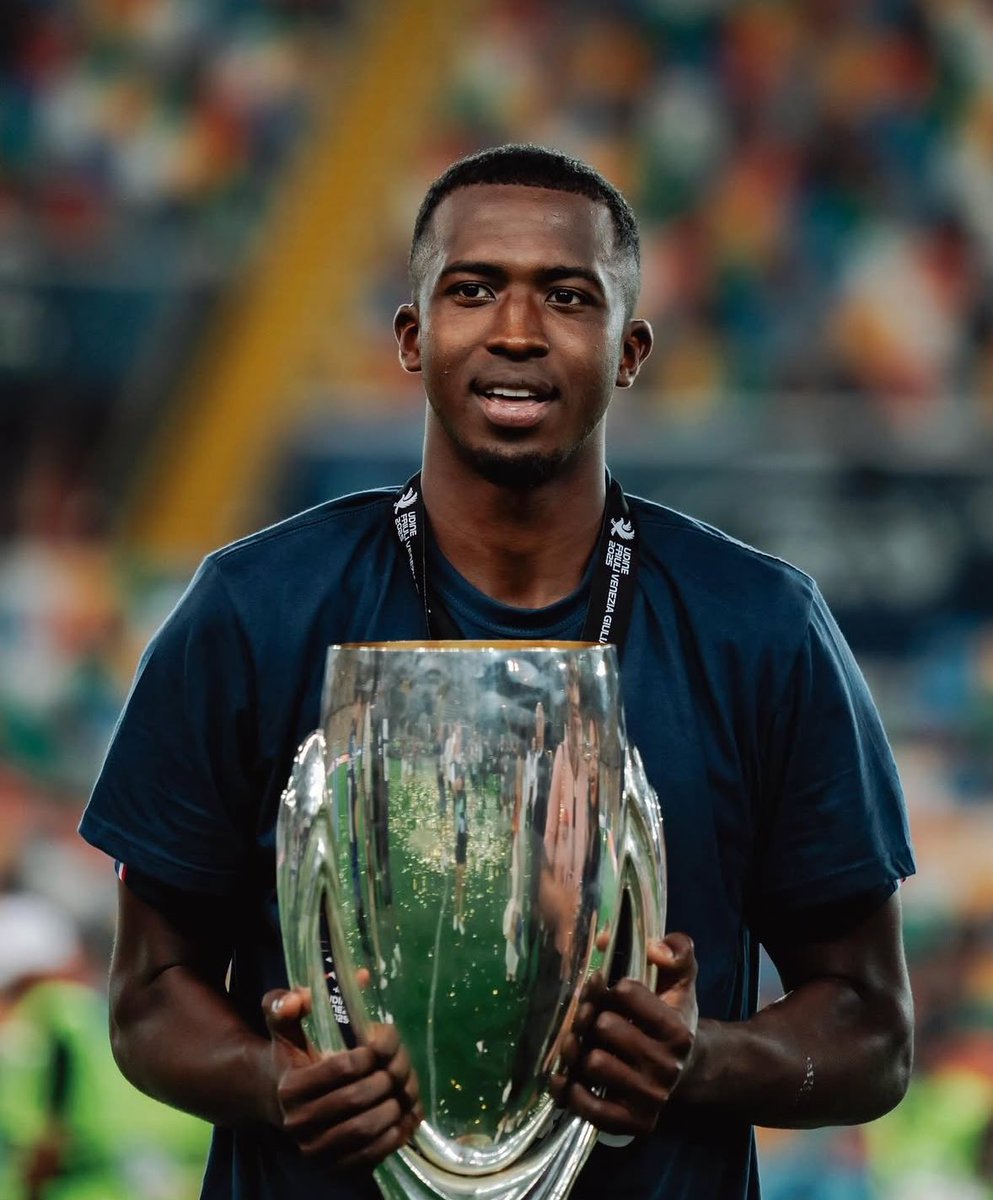 PARlSIEN's tweet image. C’est exactement pour ce type de transfert que le PSG a recruté Luis Campos.

Un joueur inconnu du grand public qui débarque au PSG et qui s’impose comme le meilleur joueur du monde à son poste.

On appel ça une masterclass, bravo Luis Campos.