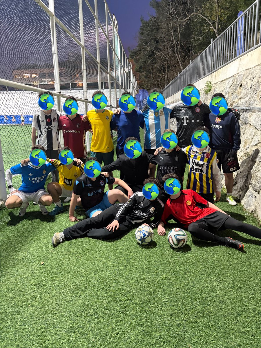 Artık kaçıncı olduğunu sayamadığım bir başka geleneksel itü taym halısahasının daha sonuna geldik. Tüm taymın ayağına sağlık, her geçen gün daha da iyi oynuyoruz. Buradan eski itü taym halısaha tayfaya sesleniyorum, çıkarın en iyi takımınızı kozlarımızı barçada paylaşalım!