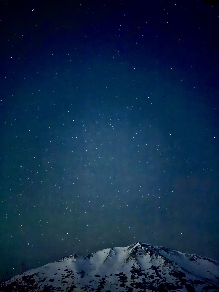 OuthereinAlaska's tweet photo. With the new moon tomorrow night and the winter solstice on Sunday, the nights stretch long and dark. Cold high pressure stills the air, clearing the sky and turning the darkness into a window on the stars. https://t.co/3qjHA6eZ8l