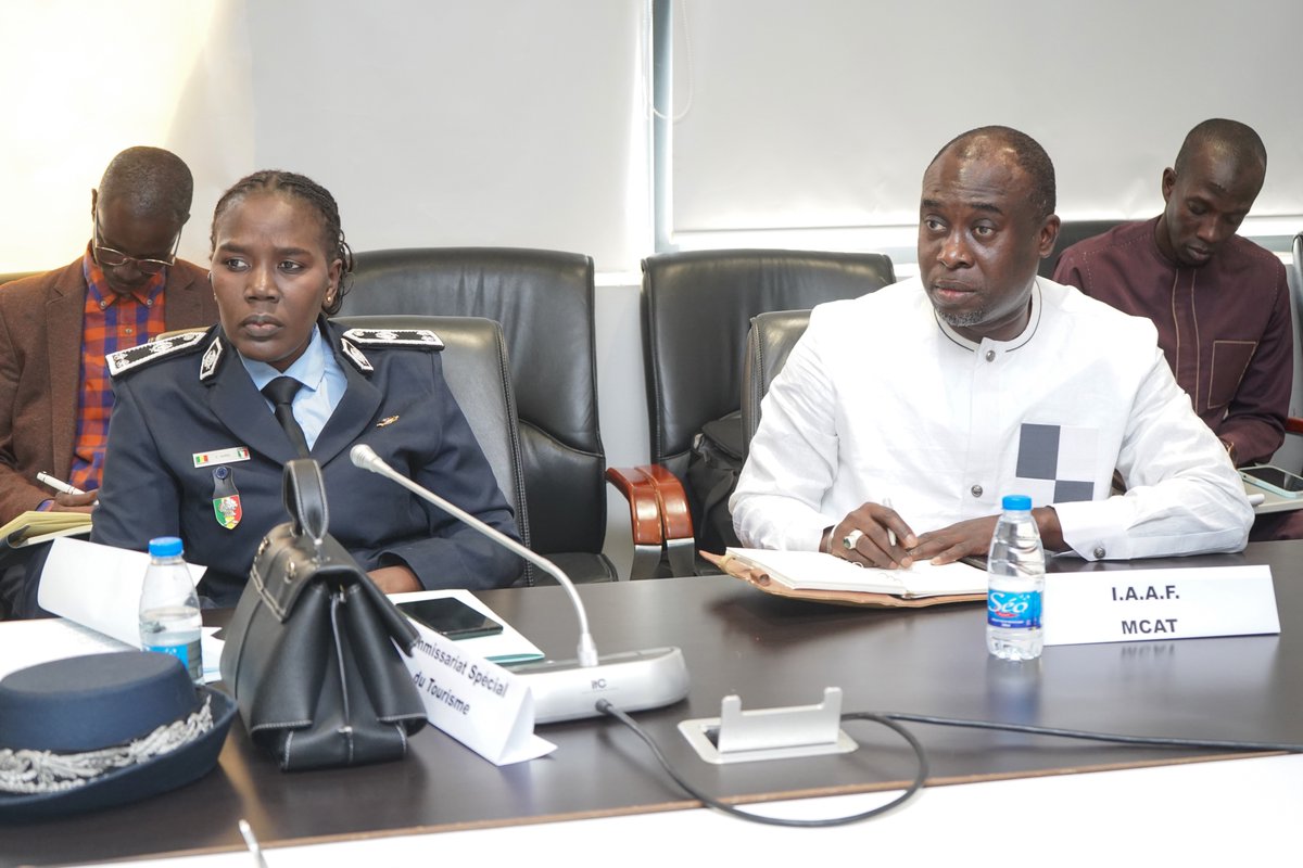 MinCult_Tourism's tweet photo. Le Ministre #AmadouBA a rencontré ce jeudi les Hôteliers de la Station balnéaire de #Saly pour échanger sur les enjeux liés à l'offre touristique de qualité, la salubrité, la sécurité, en vue des @jojdakar &amp; au-delà: "soyez rassurés de la volonté du Gvnt de soutenir le #tourisme" https://t.co/U1BVKLktXv