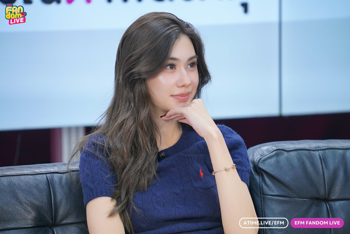 EFM_STATION's tweet photo. เป็นเพื่อนได้แค่ทัก อยากเป็นคนที่เธอรักคนสุดท้าย 👀😻 ชวนหัวใจละลายกับ "ลีน่า - หมิว" ที่ #EFMFANDOMLIVE คืนนี้ใครจะได้เป็น My Safe Zone ของหัวใจกันน้าา ~ 💖 https://t.co/HcgJ8CkRzS