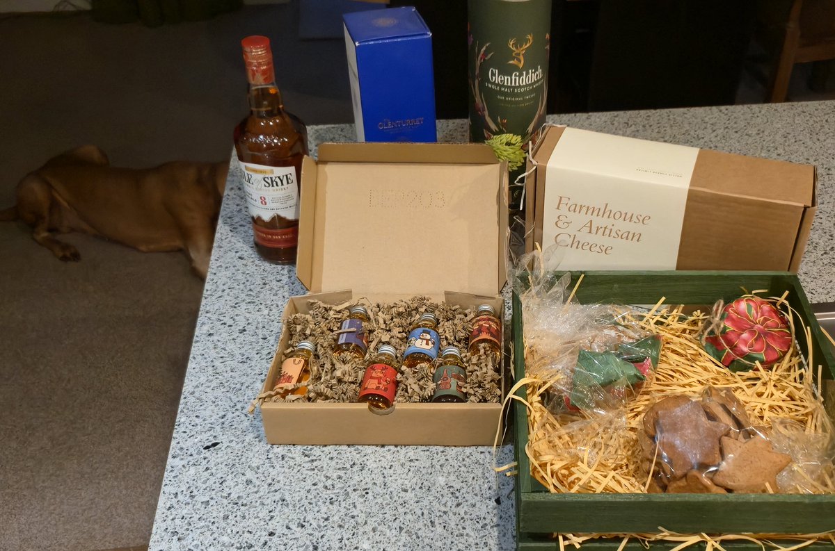 Lovely to be appreciated by both customers and suppliers alike, this is only what was left after they did the rounds between office and workshop. The homemade pies and biscuits were absolutely the high point of the day 😋