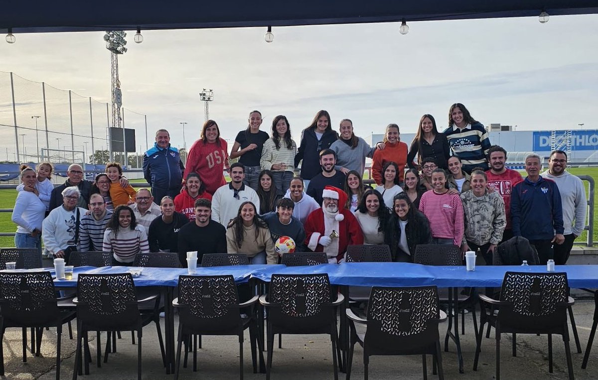 🎄✨ Hoy hemos celebrado nuestra comida de Navidad, un momento para compartir, disfrutar y seguir haciendo grupo… ¡con una sorpresa muy especial! 🎅🎁

Papá Noel también quiso pasarse para poner la guinda a una jornada llena de sonrisas y buen ambiente. 💙🤍