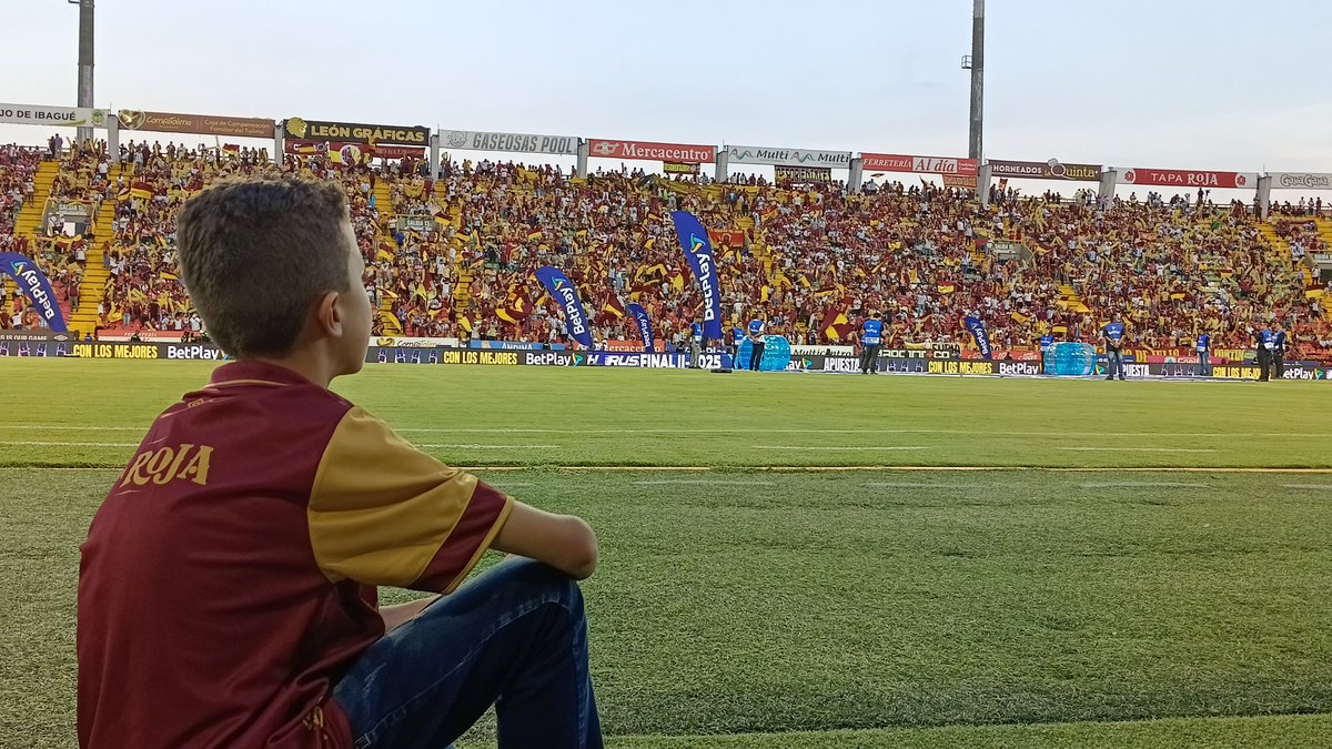 Yo voy a quedarme con lo lindo de esta historia, los momentos de la previa que Maxi jamás olvidará, estar ahí sentado al lado de una cancha con la cual sueña desde ya que un día pisará, y sí, su sueño es pisarla vestido de Vinotinto y oro como ahora es su corazón... 🐷🌟⚽♥️
