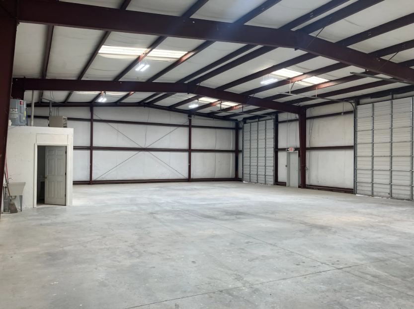 FOR LEASE | Warehouse Space 
📍 51 Pearl Industrial Ave | Hoschton, GA
Flexible warehouse space in a growing industrial corridor—ideal for users seeking scalability and regional access.

🔗 Details: kingindustrial.com/home-5/propert…

📞 Andrew Johnson | 404-942-2029