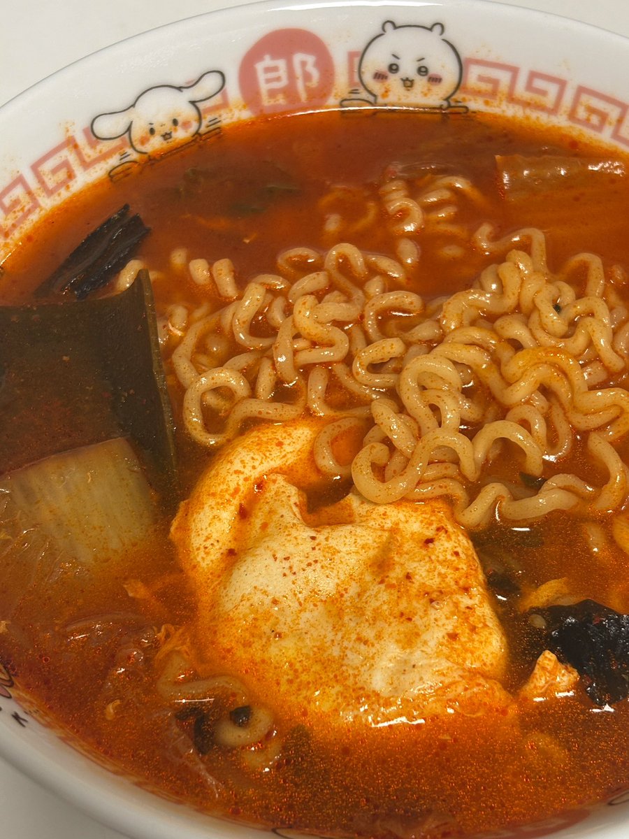 김치너구리 먹고 너무 맛있어서 눈물 흘림..
별 거 없고 그냥 너구리에
김치 넣고 끓이는 건데 너무 맛있어......