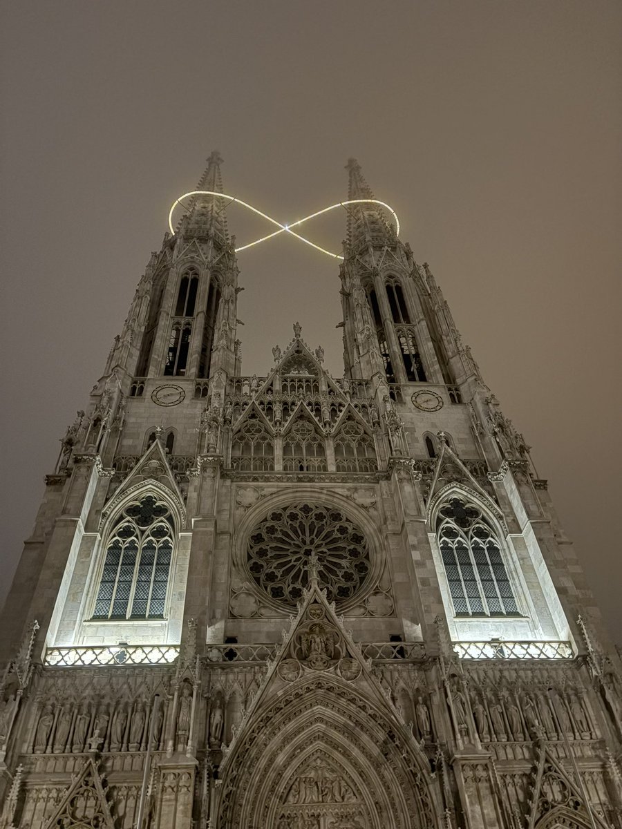 LinhartBMEIA's tweet photo. „Unendlichkeit des Lichtes“
Illuminierung der neuen Lichtinstallation von Billi Thanner auf der Votivkirche. 
Das leuchtende Unendlich-Zeichen verbindet die Türme der Votivkirche auf 90 m Höhe.
Danke @BilliThanner für die Einladung und die tolle Illuminierungsfeier in der Kirche! https://t.co/PzcA0WYTyh