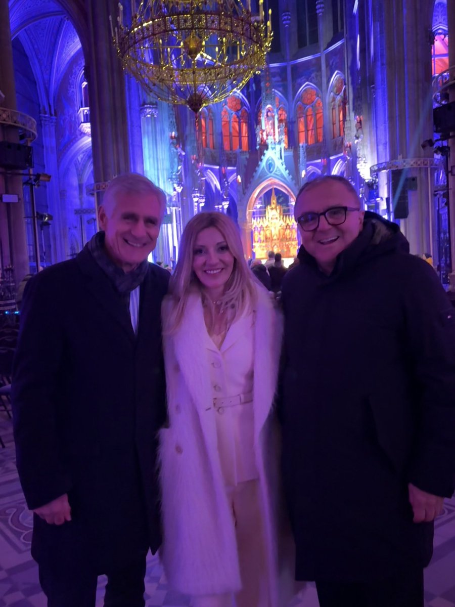 LinhartBMEIA's tweet photo. „Unendlichkeit des Lichtes“
Illuminierung der neuen Lichtinstallation von Billi Thanner auf der Votivkirche. 
Das leuchtende Unendlich-Zeichen verbindet die Türme der Votivkirche auf 90 m Höhe.
Danke @BilliThanner für die Einladung und die tolle Illuminierungsfeier in der Kirche! https://t.co/PzcA0WYTyh