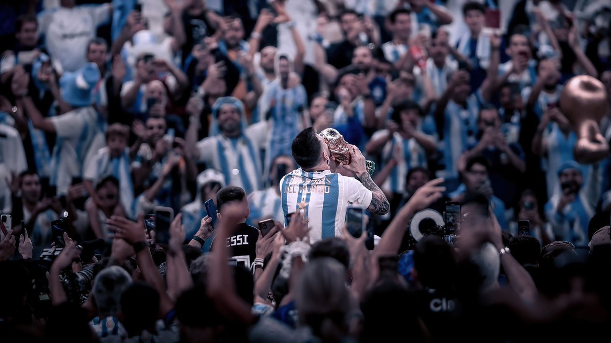 اتوقع لو تمر ١٠٠ سنة قدام ما راح تكون في لحظة زي ذي اللحظة💙💙💙