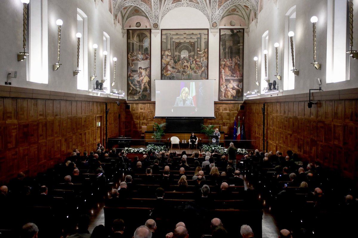 tripodimaria's tweet photo. A Milano con i focus “Le Università 🇮🇹 all'estero” e “Finanza e Diplomazia” si è conclusa #ConfAmb2025. Grazie alla Rettrice dell’@Unicatt Elena Beccalli e all’Ad di @BorsaMilano Fabrizio Testa per il prezioso confronto, che rafforza virtuosa cooperazione con @ItalyMFA! https://t.co/U6UPi9UbUE