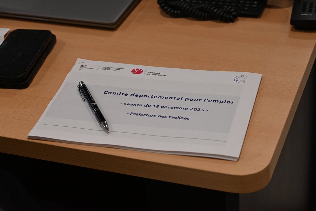 Prefet78's tweet photo. 🔹Comité départemental pour l’emploi : l’État et ses partenaires pleinement mobilisés dans les Yvelines 🔹

Ce matin en préfecture, le préfet des Yvelines a co-présidé la réunion du Comité départemental pour l’emploi (CDPE), aux côtés de Catherine Arenou, vice présidente du conseil départemental des Yvelines, avec l’ensemble des acteurs du réseau pour l’emploi. 

Instance de coordination à l’échelle départementale, ce comité, organisé par la direction départementale de l'emploi, du travail et des solidarités, permet de mieux répondre aux besoins des demandeurs d’emploi, notamment les publics les plus éloignés de l’emploi, tout en accompagnant les entreprises dans leurs recrutements et le développement des compétences.

👉 Cette réunion a permis de dresser un bilan des actions menées en 2025 par les comités locaux pour l’emploi (Seine Aval, Versailles Grand Parc, Sud-Ouest francilien), partager un diagnostic territorial de l’emploi et de l’économie et définir les priorités pour 2026, notamment en faveur de l’industrie, de l’insertion, de l’accès à la formation et de la relation entreprises.

🎯 L’objectif est clair : agir collectivement, de manière pragmatique et opérationnelle, pour offrir à chaque demandeur d’emploi de réelles perspectives et permettre aux entreprises de trouver les compétences dont elles ont besoin.

🤝 La mobilisation de tous est essentielle pour faire de l’emploi un levier de cohésion et de développement pour le territoire.

#Emploi #Insertion