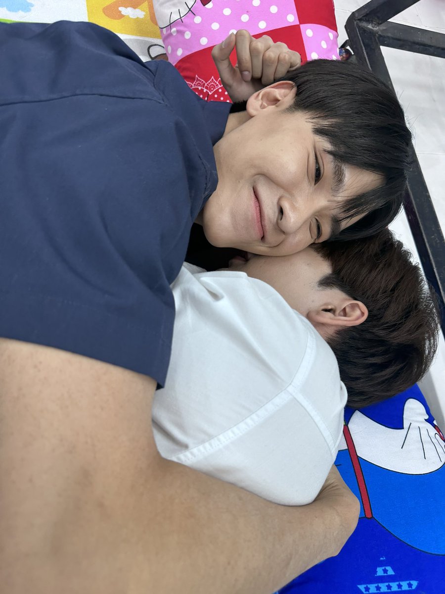 Starryhoshi's tweet photo. ‘อย่ารบกวนม้าคเวลานอน’ ((แต่คือนอนกอดได้?!)) https://t.co/wgZysrMwGf