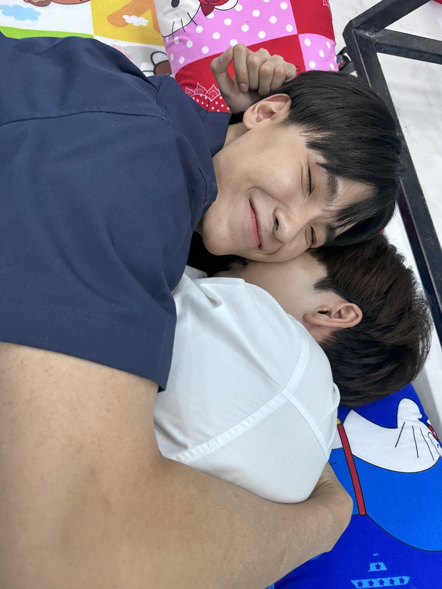 Starryhoshi's tweet photo. ‘อย่ารบกวนม้าคเวลานอน’ ((แต่คือนอนกอดได้?!)) https://t.co/wgZysrMwGf