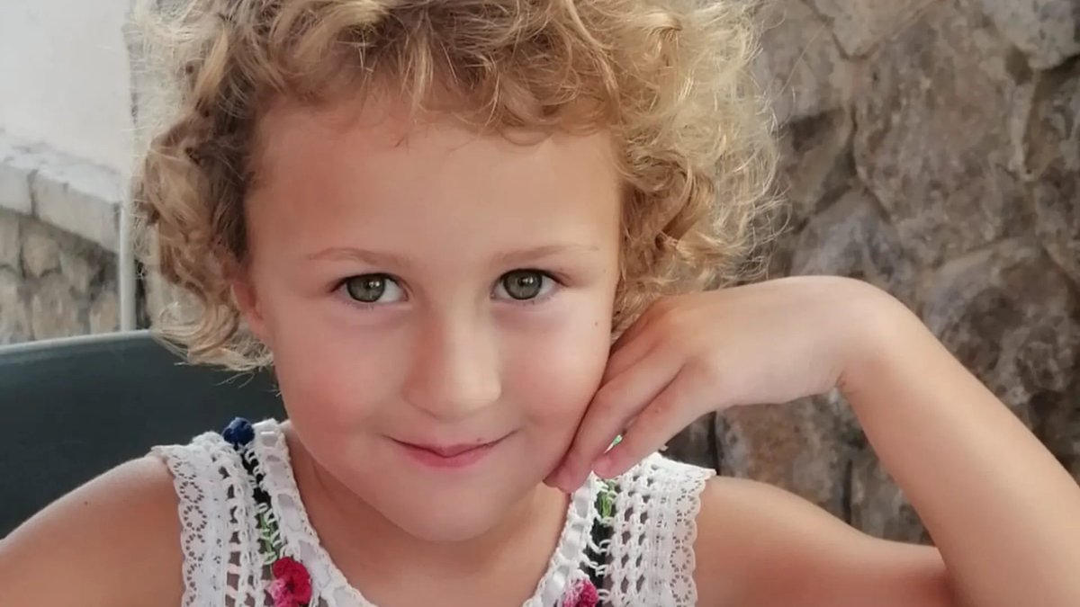 🔴DESAPAREGUDA🔴
Gina, de 5 anys, 1'05 metres d'alçada, cabell ros molt arrissat. Dissabte 13 de desembre el seu pare (Facundo) l'hauria d'haver tornat a la seua mare (Laia, familia de Lleida) al Prat de Llobregat, i no ho va fer. Qualsevol info truqueu al 112. COMPARTIU!