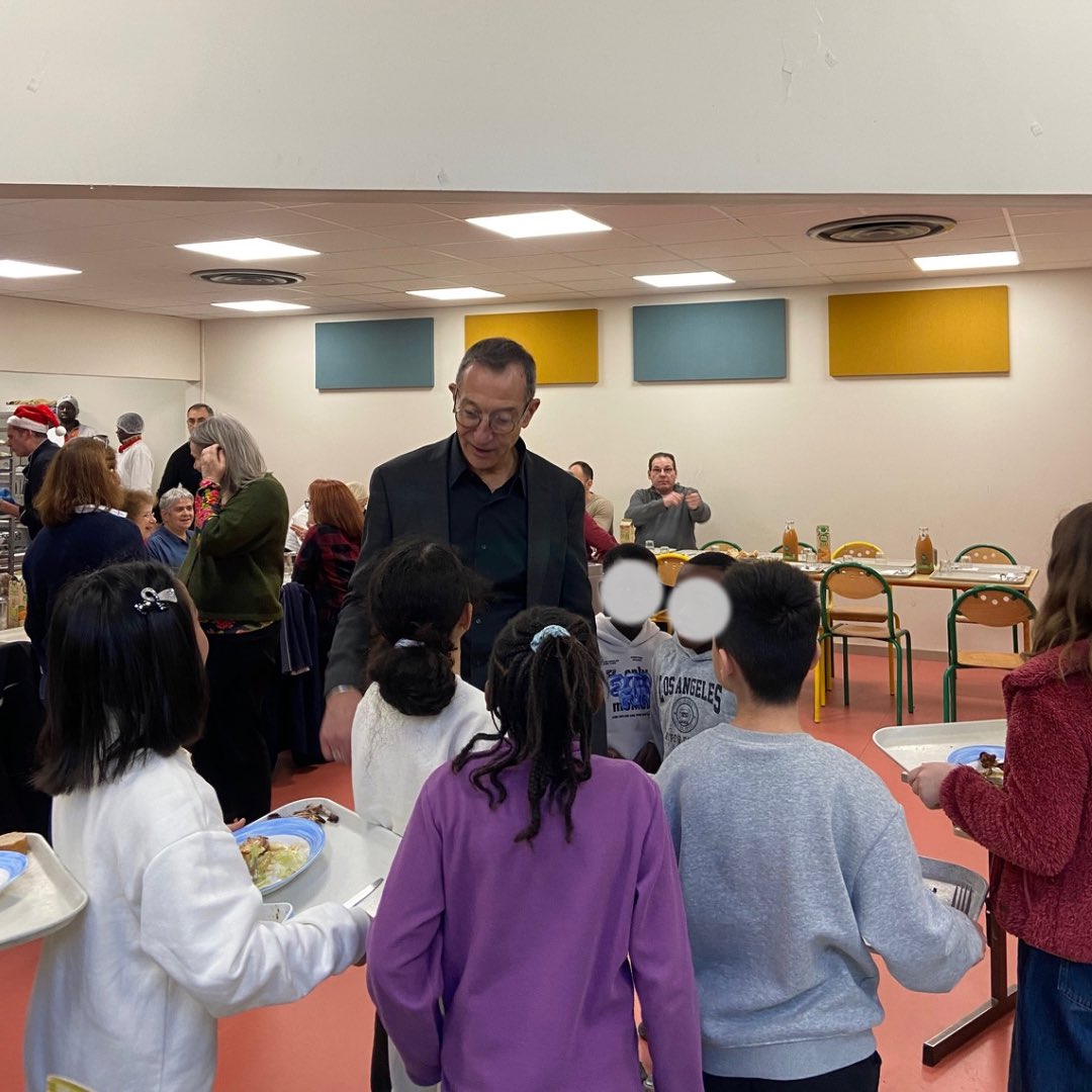 FrancoisDagnaud's tweet image. À l’école Eugénie Cotton de la Place des Fêtes, déjeuner de Noël au milieu des élèves avec les équipes de la Caisse des écoles. 

Des repas équilibrés, du bio, des menus imaginés avec les enfants et de + en + de fait-maison, c’est meilleur ! 

Merci à tous et bonnes vacances !