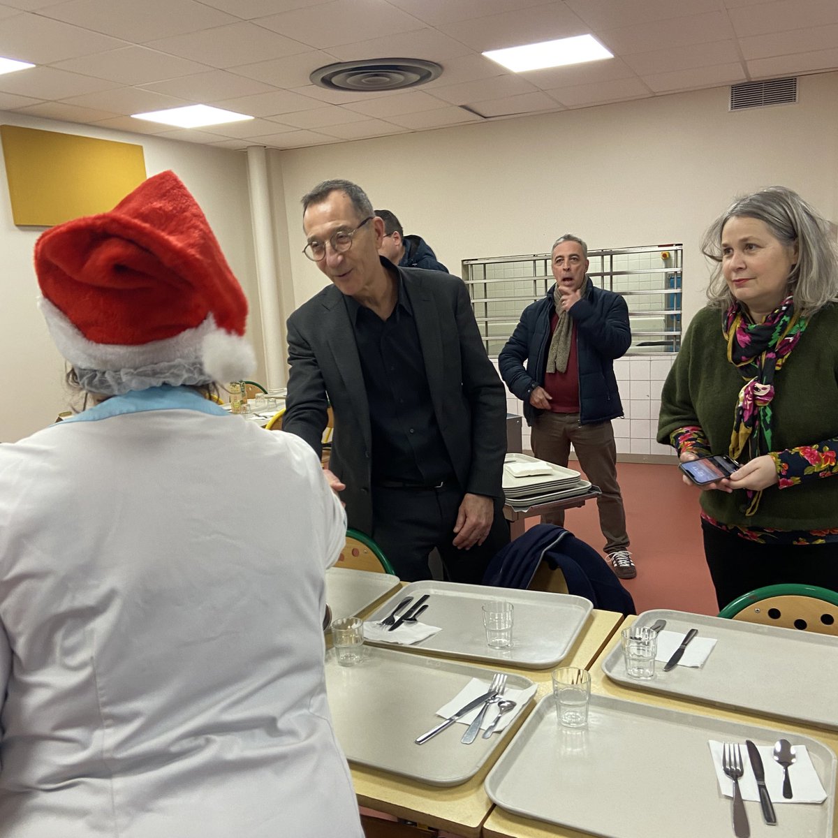 FrancoisDagnaud's tweet image. À l’école Eugénie Cotton de la Place des Fêtes, déjeuner de Noël au milieu des élèves avec les équipes de la Caisse des écoles. 

Des repas équilibrés, du bio, des menus imaginés avec les enfants et de + en + de fait-maison, c’est meilleur ! 

Merci à tous et bonnes vacances !