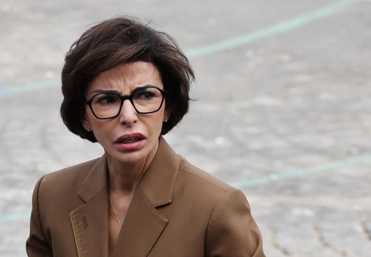 AlertesInfos's tweet photo. 🚨🇫🇷 ALERTE INFO | Les domiciles de Rachida Dati, la mairie du 7e arrondissement de Paris ainsi que le ministère de la Culture sont ACTUELLEMENT PERQUISITIONNÉS.

La justice soupçonne la ministre d’avoir DISSIMULÉ des LIENS D’INTÉRÊTS avec GDF Suez.

(BFMTV / Mediapart) https://t.co/MBMRfRuPvh