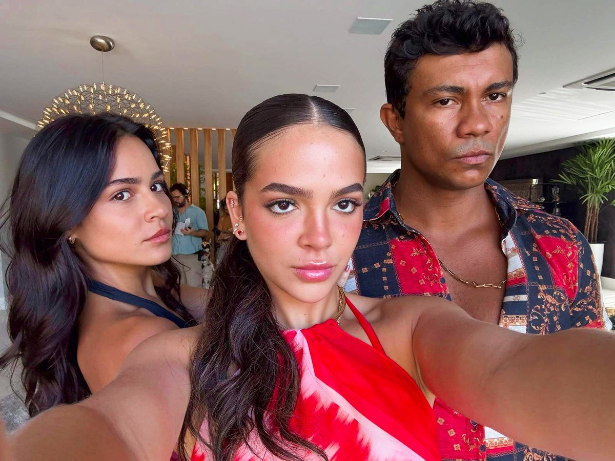 Eles provando que, mesmo sendo rivais, conseguem entregar o essencial: Beleza! 🤯 Estão com saudades dos maiorais? Por aqui não vemos a hora de termos a 2ª temporada.